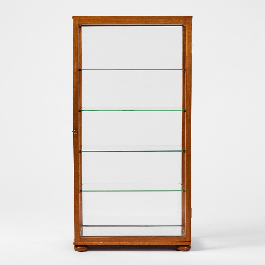 JOSEF FRANK. Vitrinskåp, Firma Svenskt Tenn. modellnummer 649, mahogny, fyra lösa glashyllor, botten med spegelglas.