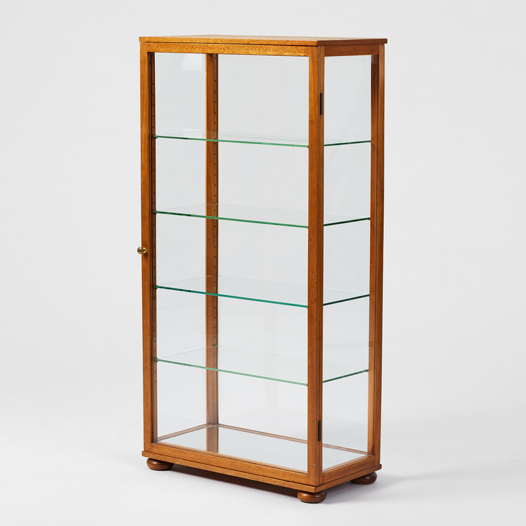 JOSEF FRANK. Vitrinskåp, Firma Svenskt Tenn. modellnummer 649, mahogny, fyra lösa glashyllor, botten med spegelglas.