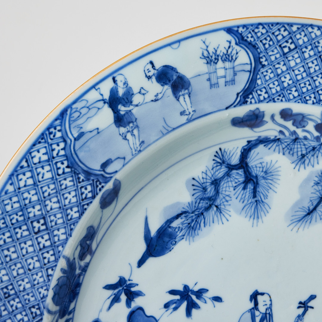 FAT, porslin, Kina, tidig Qianlong (1736-1795), spegeln med dekor av musicerande sällskap under tall i underglasyrblått, brättet med grillage och infällda kartuscher med figurscener.