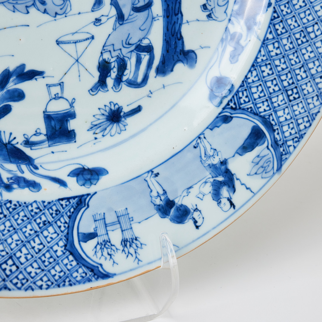 FAT, porslin, Kina, tidig Qianlong (1736-1795), spegeln med dekor av musicerande sällskap under tall i underglasyrblått, brättet med grillage och infällda kartuscher med figurscener.