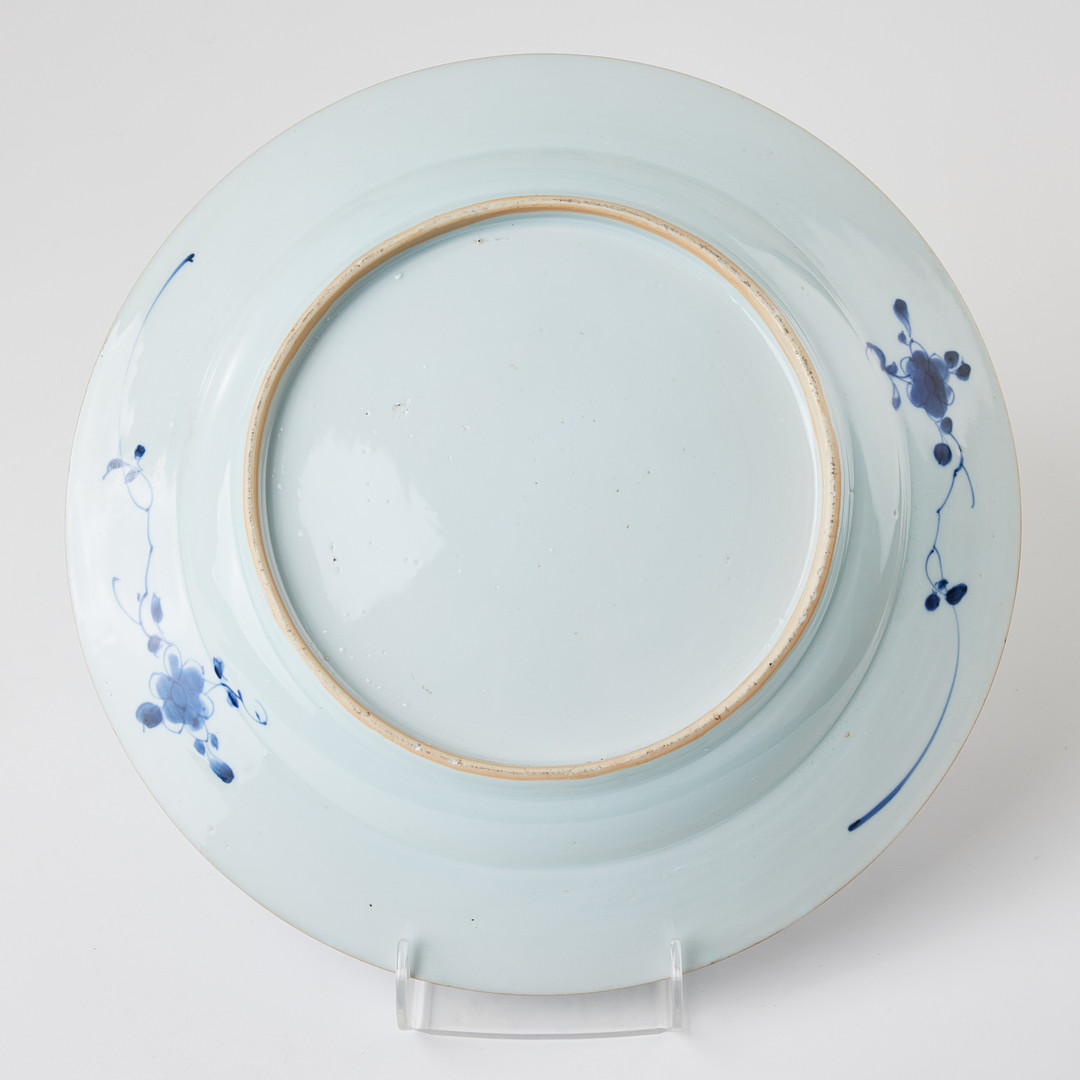 FAT, porslin, Kina, tidig Qianlong (1736-1795), spegeln med dekor av musicerande sällskap under tall i underglasyrblått, brättet med grillage och infällda kartuscher med figurscener.
