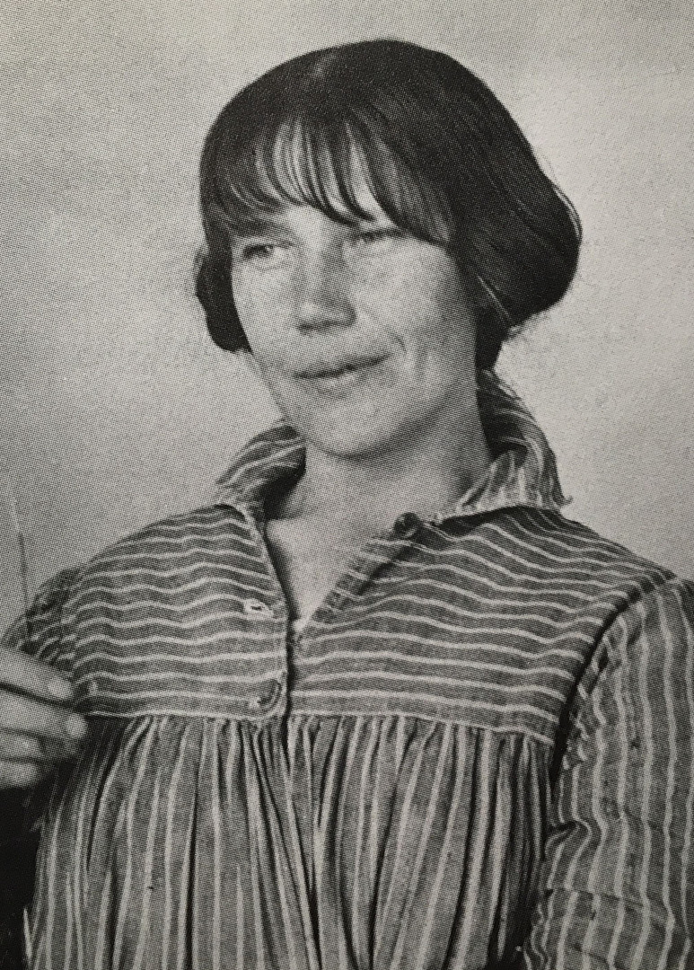 ESTER HENNING. Lada och träd, olja på pannå, 31 x 58 cm.