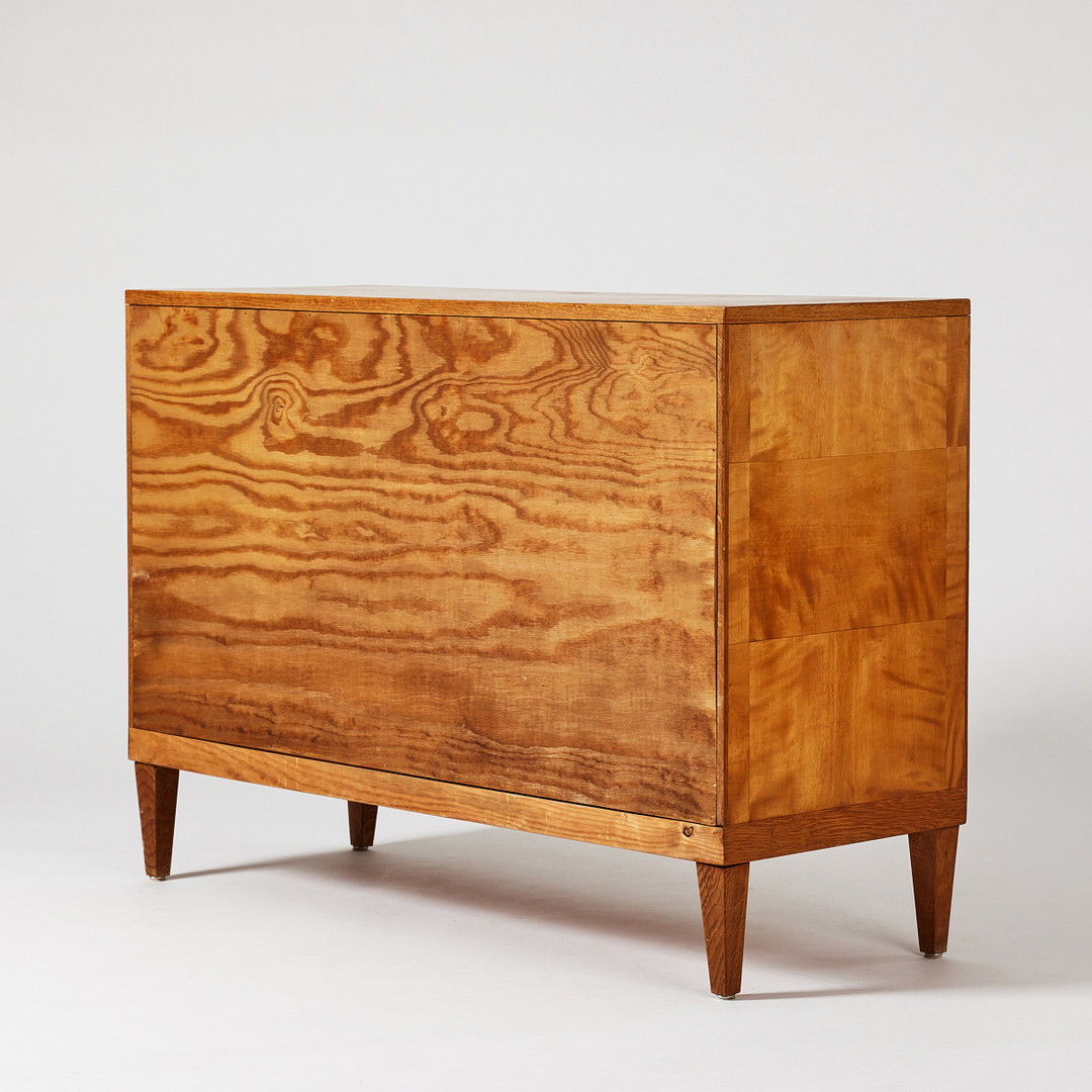 CARL MALMSTEN. Byrå, tillverkad av snickare Johan Abrahamsson, Lerum, modellen formgiven 1940, fanerad med ek, björk och alm.