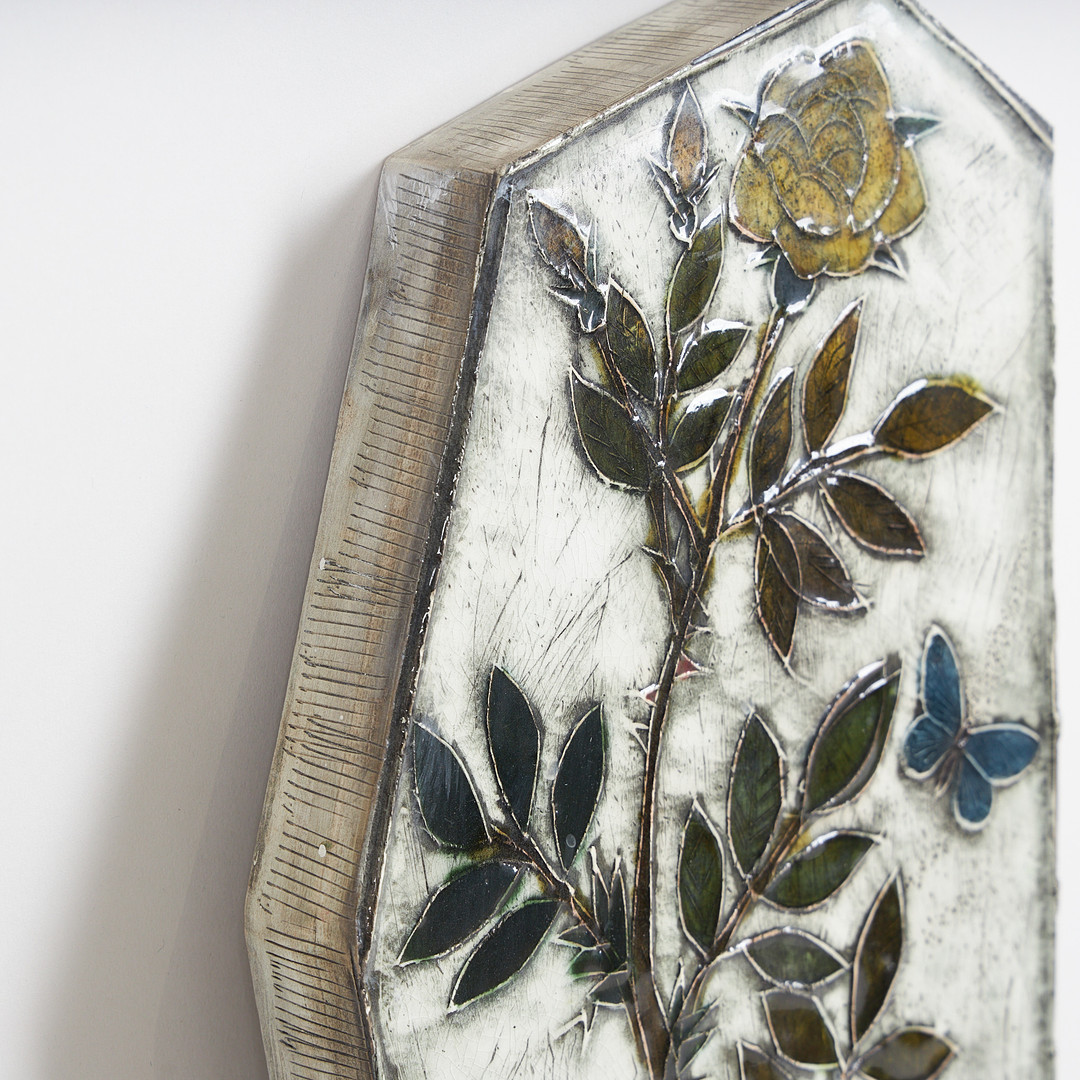 RUT BRYK. KERAMIKRELIEF. Rosenträd, Signerad Bryk.