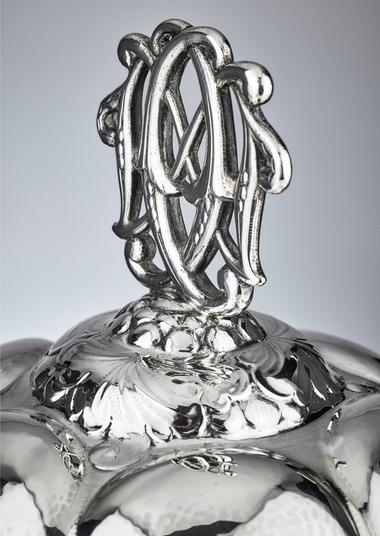 CG HALLBERG. Praktskål med lock, silver, Stockholm 1922. Swedish Grace.