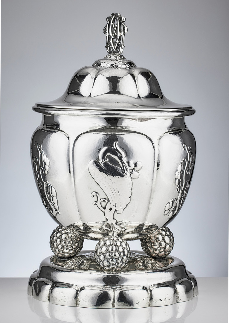 CG HALLBERG. Praktskål med lock, silver, Stockholm 1922. Swedish Grace.