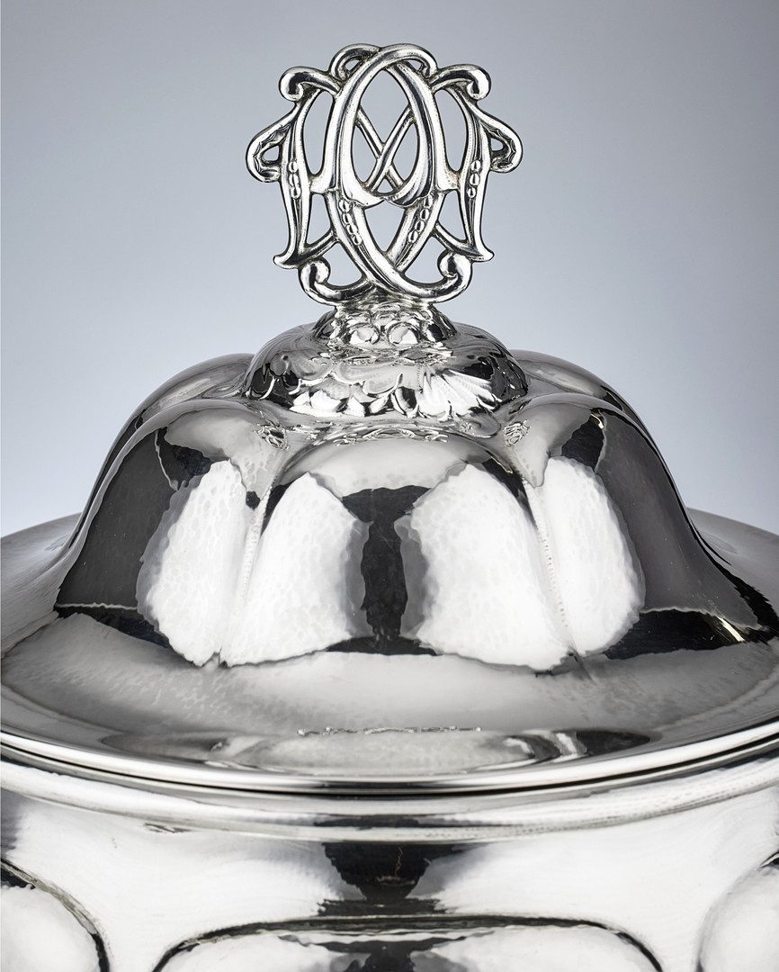 CG HALLBERG. Praktskål med lock, silver, Stockholm 1922. Swedish Grace.