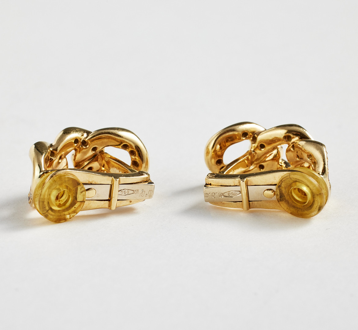 ÖRHÄNGEN, 1 par, 18 k guld, creoler i form av pansarlänkar med dekor av briljantslipade diamanter, totalt ca 0,18 ct, Italien, 1900-talets mitt.