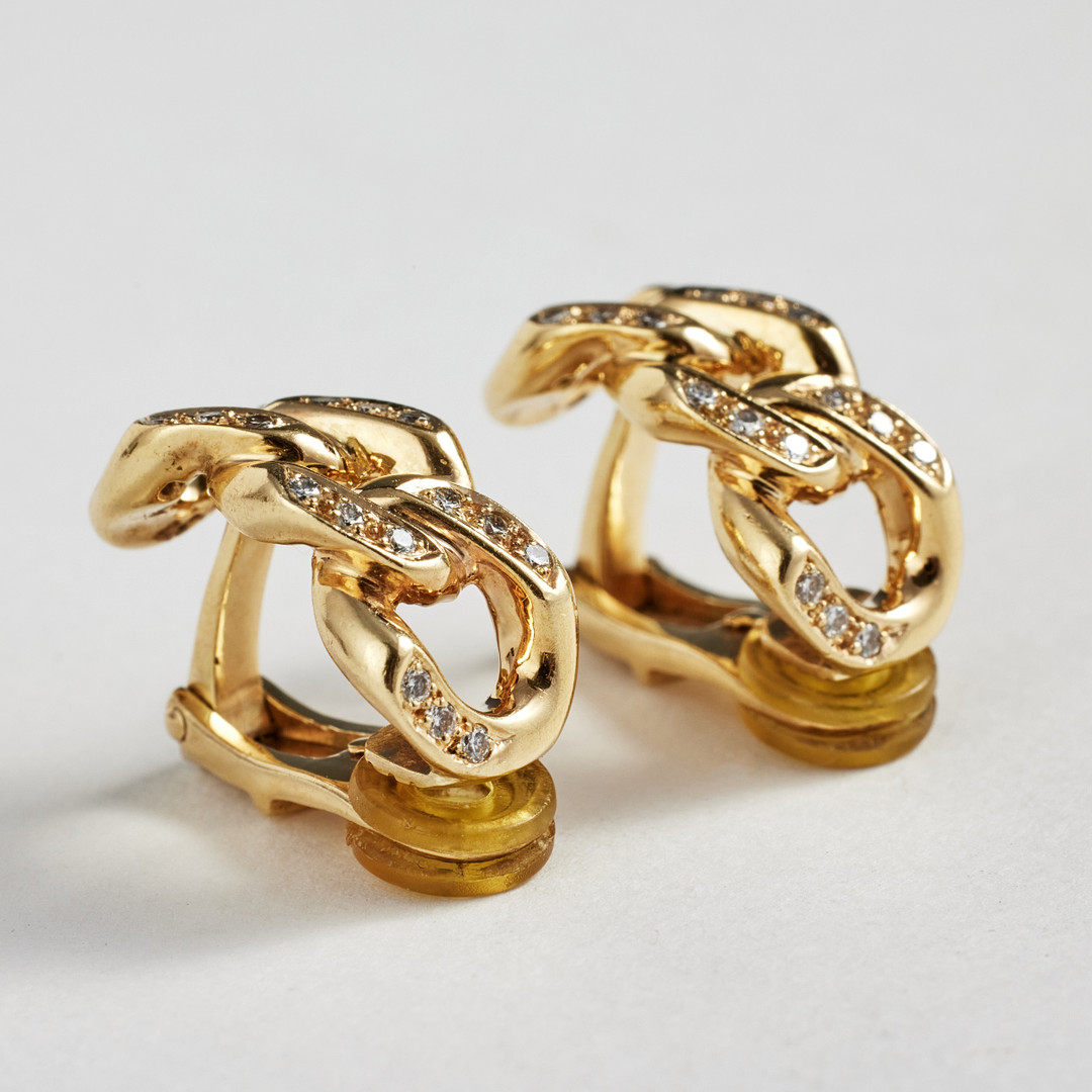 ÖRHÄNGEN, 1 par, 18 k guld, creoler i form av pansarlänkar med dekor av briljantslipade diamanter, totalt ca 0,18 ct, Italien, 1900-talets mitt.