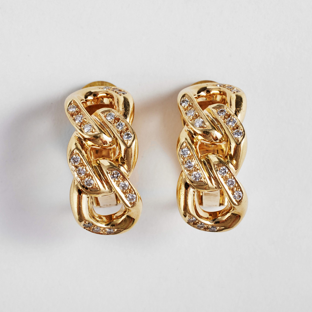 ÖRHÄNGEN, 1 par, 18 k guld, creoler i form av pansarlänkar med dekor av briljantslipade diamanter, totalt ca 0,18 ct, Italien, 1900-talets mitt.