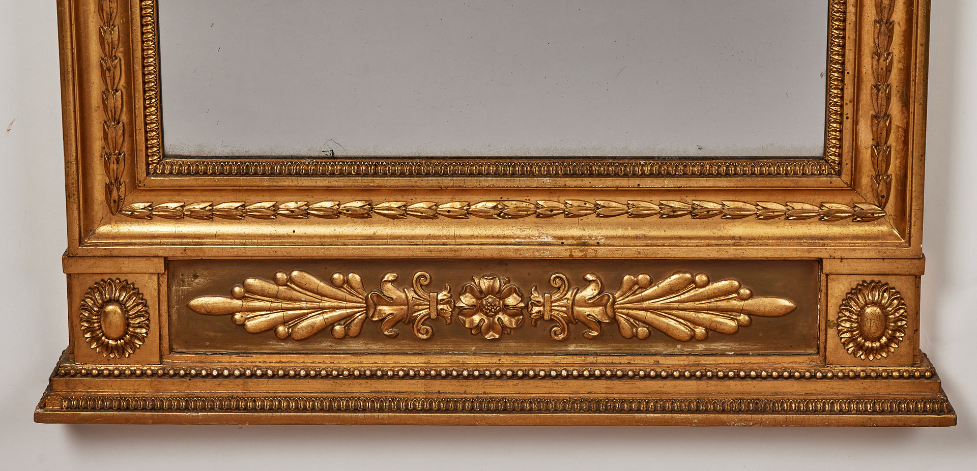 SPEGEL, sengustavianskt stockholmsarbete, omkring 1800, Pehr Ljungs art, träskuren dekor och pastellage, förgylld och bronserad.