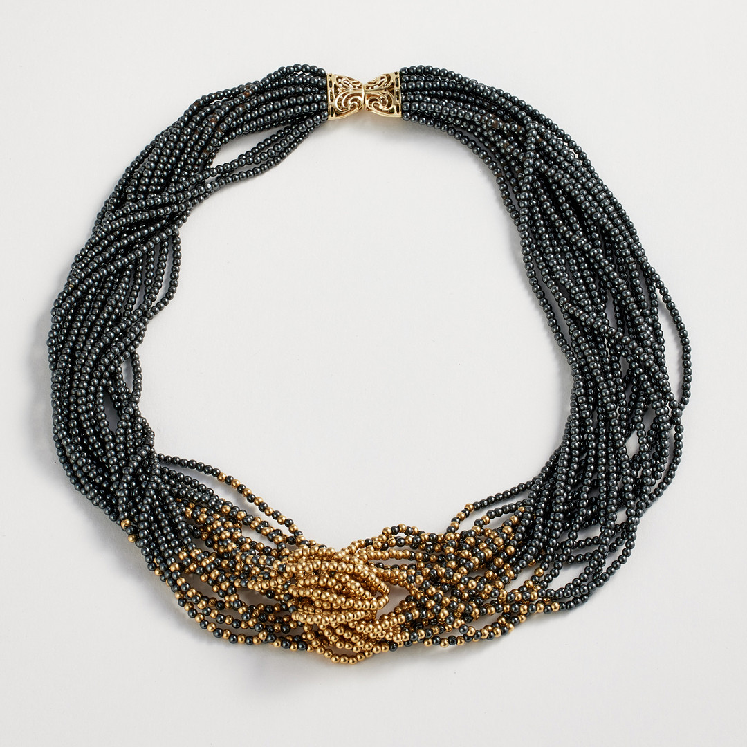 COLLIER, 18-radigt, pärlor av 14 k guld samt hematit, mittparti med knut.