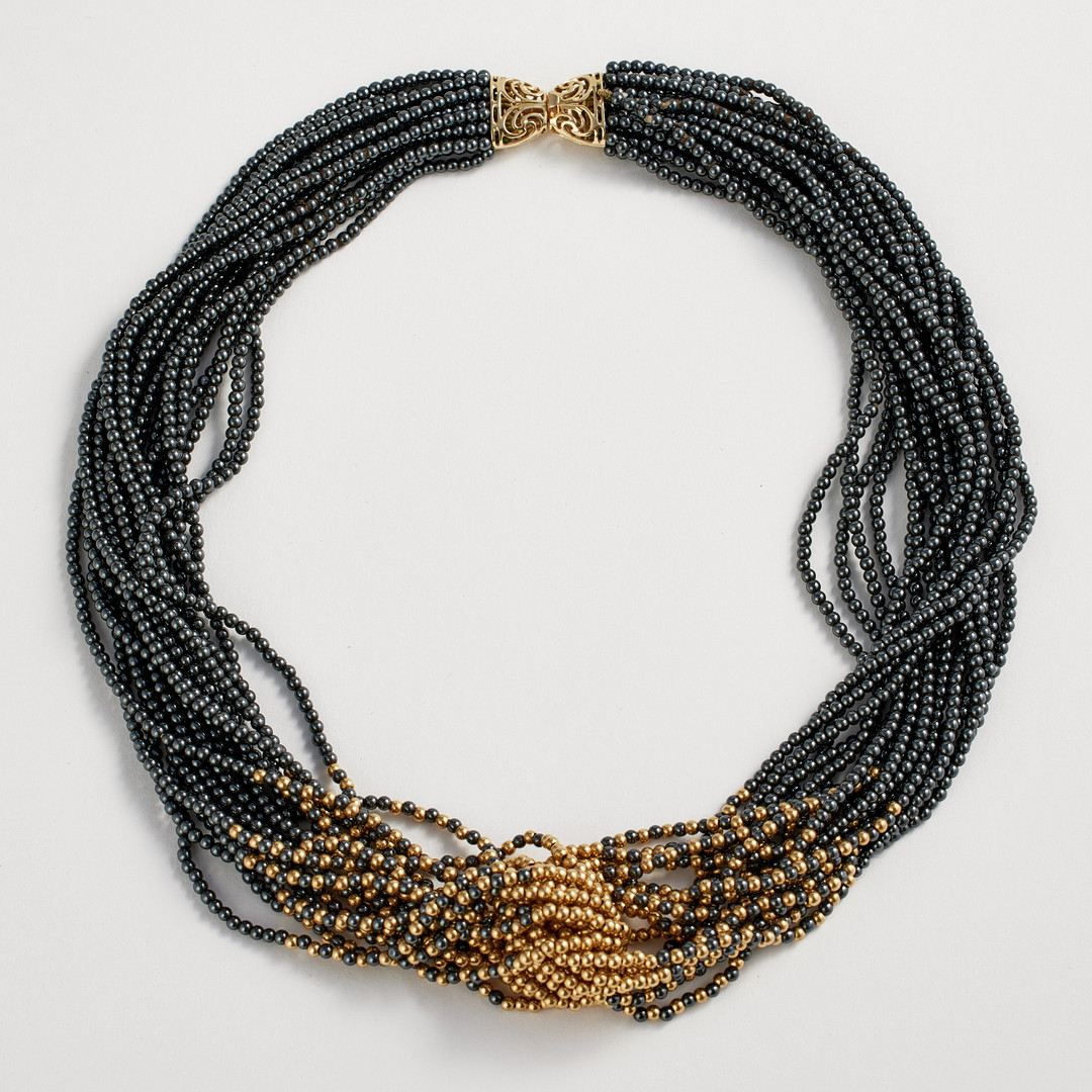 COLLIER, 18-radigt, pärlor av 14 k guld samt hematit, mittparti med knut.