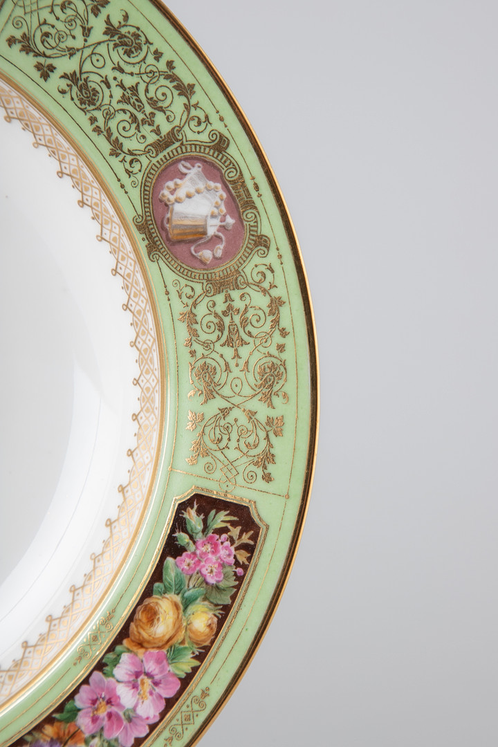 Zwei Paar Teller aus einem Prunk-Service ´DU CHÂTEAU D'EU, POUR LA TABLE DU ROI LOUIS-PHILIPPE `,Sèvres, 1844/46/47.