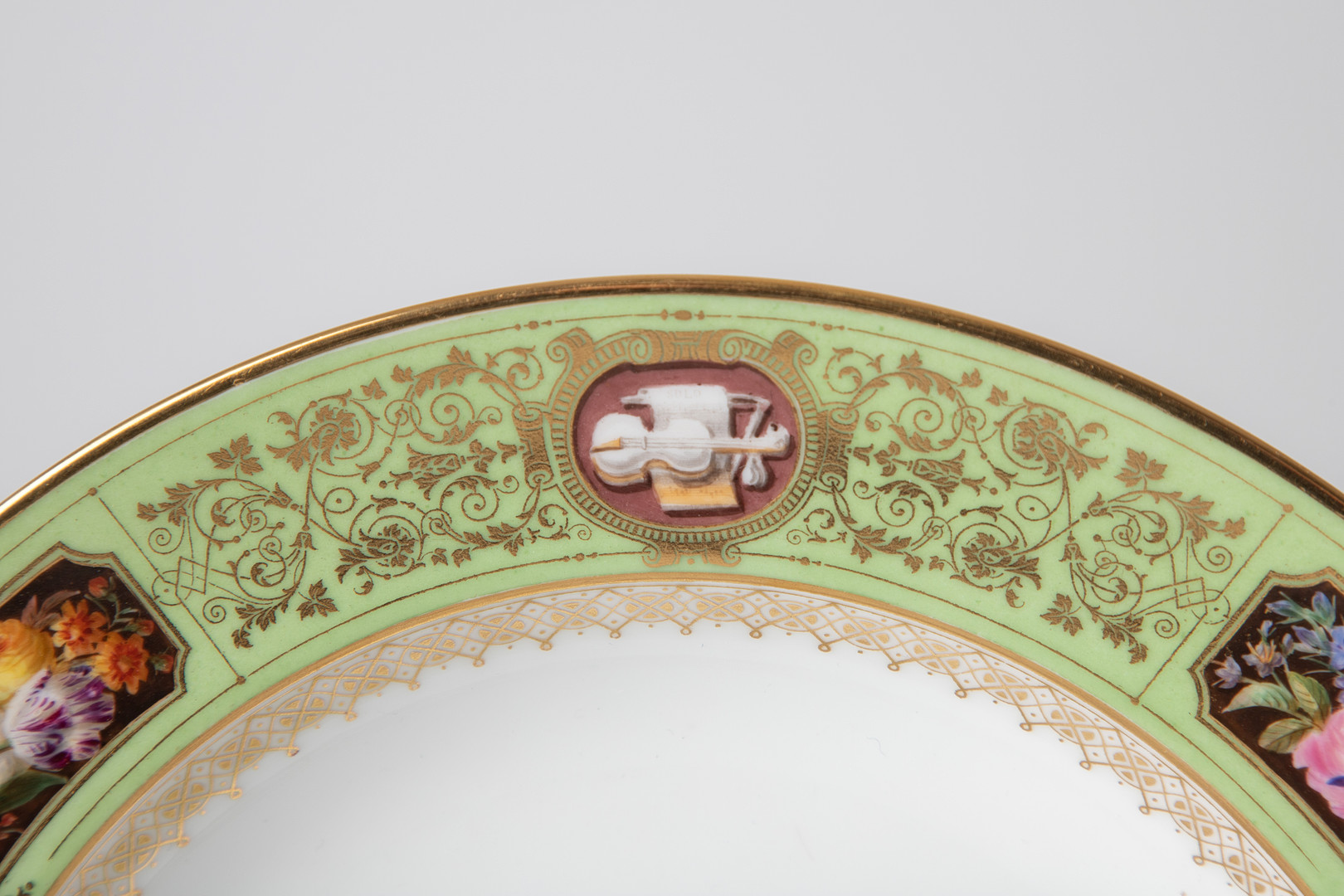 Zwei Paar Teller aus einem Prunk-Service ´DU CHÂTEAU D'EU, POUR LA TABLE DU ROI LOUIS-PHILIPPE `,Sèvres, 1844/46/47.