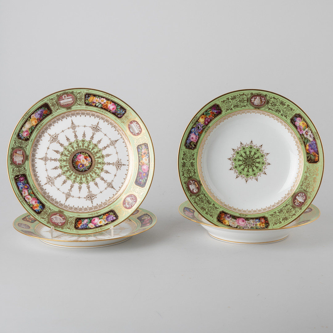 Zwei Paar Teller aus einem Prunk-Service ´DU CHÂTEAU D'EU, POUR LA TABLE DU ROI LOUIS-PHILIPPE `,Sèvres, 1844/46/47.