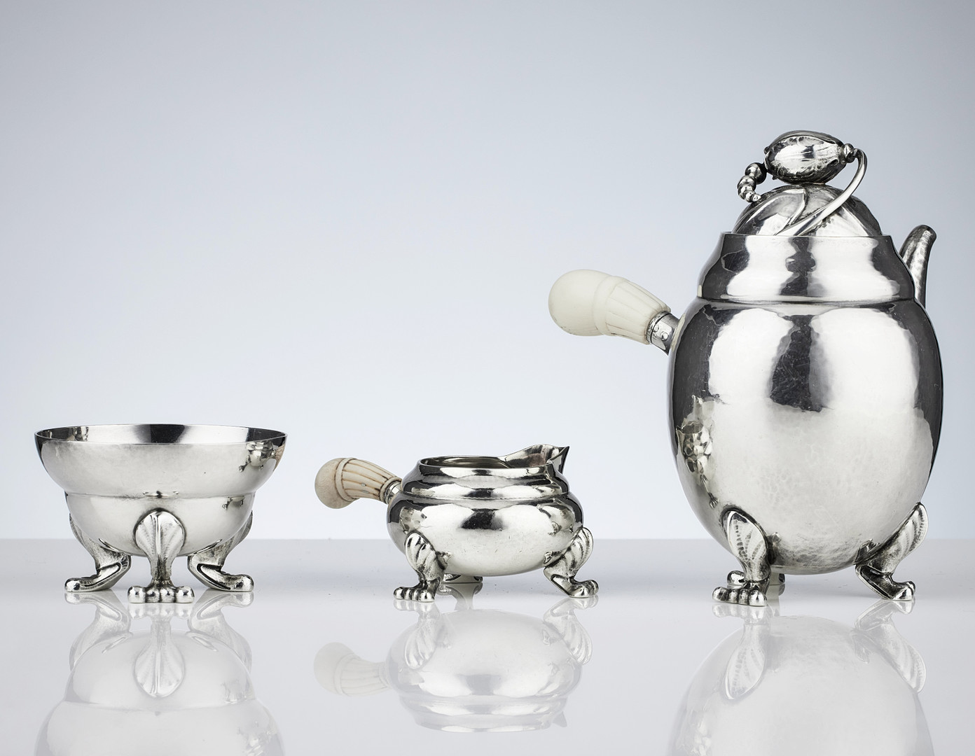GEORG JENSEN. Miniatyrset, kaffekanna, gräddkanna och sockerskål, sterling silver, Köpenhamn 1933-1944. Design nr 2 H och 77 B.