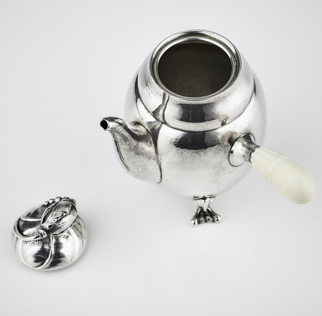 GEORG JENSEN. Miniatyrset, kaffekanna, gräddkanna och sockerskål, sterling silver, Köpenhamn 1933-1944. Design nr 2 H och 77 B.
