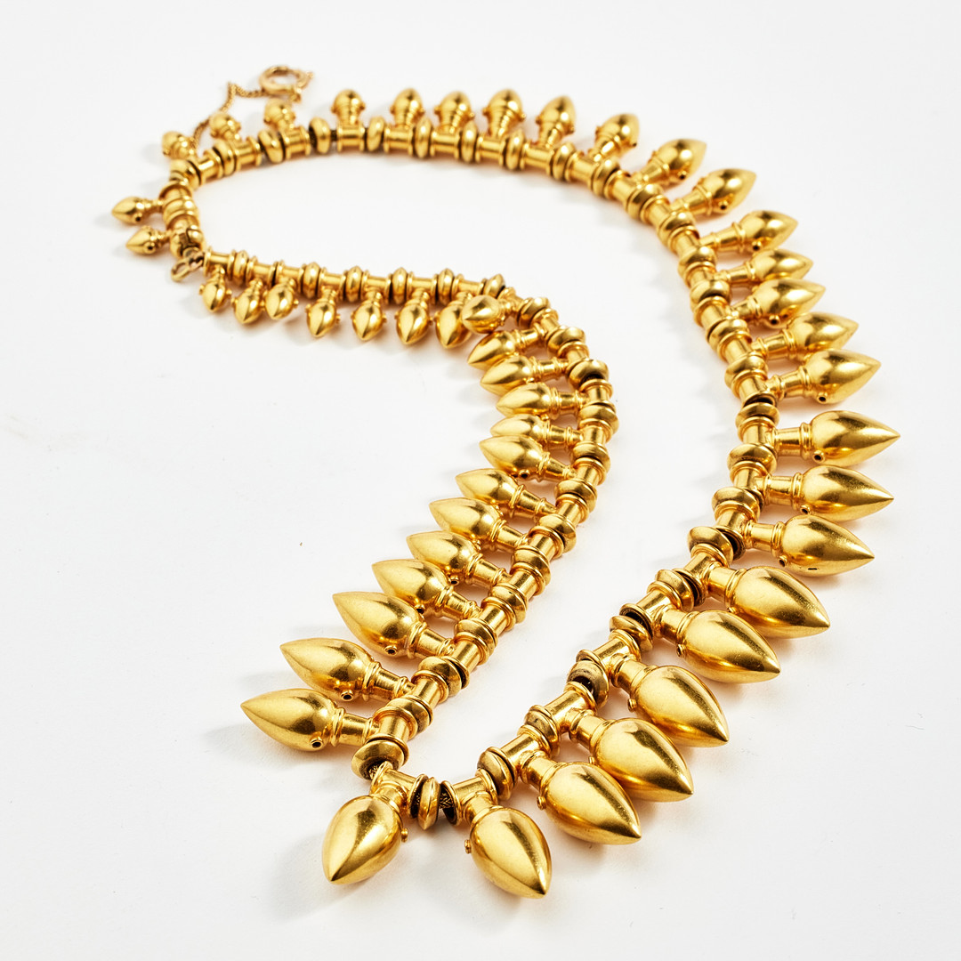 COLLIER, 20 k guld, Etruskisk stil, 1800-talets mitt, bär fransk importstämpel, virkad länk med pärlor i form av amforor i doserad storlek.