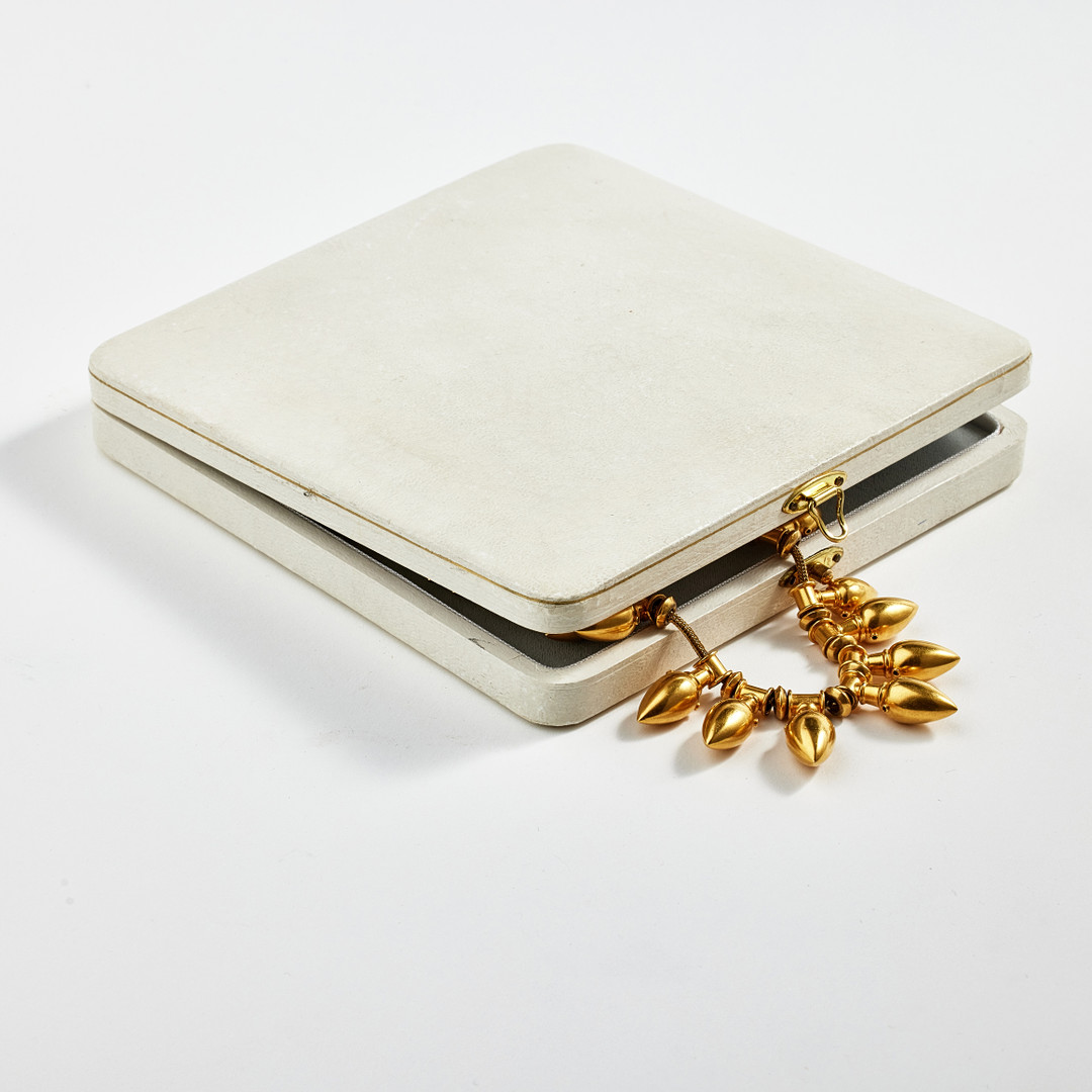 COLLIER, 20 k guld, Etruskisk stil, 1800-talets mitt, bär fransk importstämpel, virkad länk med pärlor i form av amforor i doserad storlek.