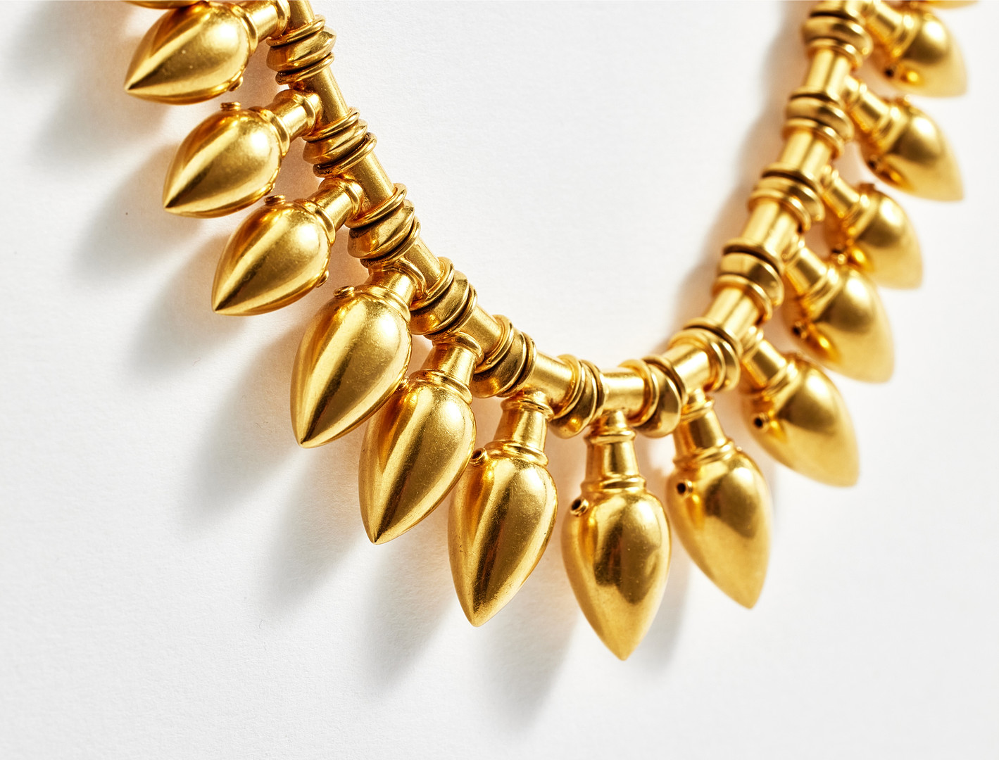 COLLIER, 20 k guld, Etruskisk stil, 1800-talets mitt, bär fransk importstämpel, virkad länk med pärlor i form av amforor i doserad storlek.