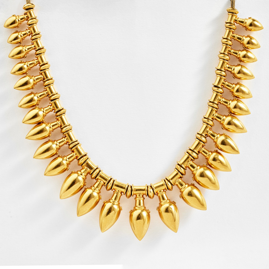 COLLIER, 20 k guld, Etruskisk stil, 1800-talets mitt, bär fransk importstämpel, virkad länk med pärlor i form av amforor i doserad storlek.
