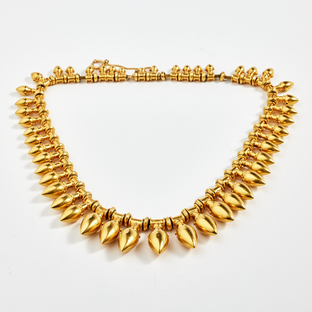 COLLIER, 20 k guld, Etruskisk stil, 1800-talets mitt, bär fransk importstämpel, virkad länk med pärlor i form av amforor i doserad storlek.
