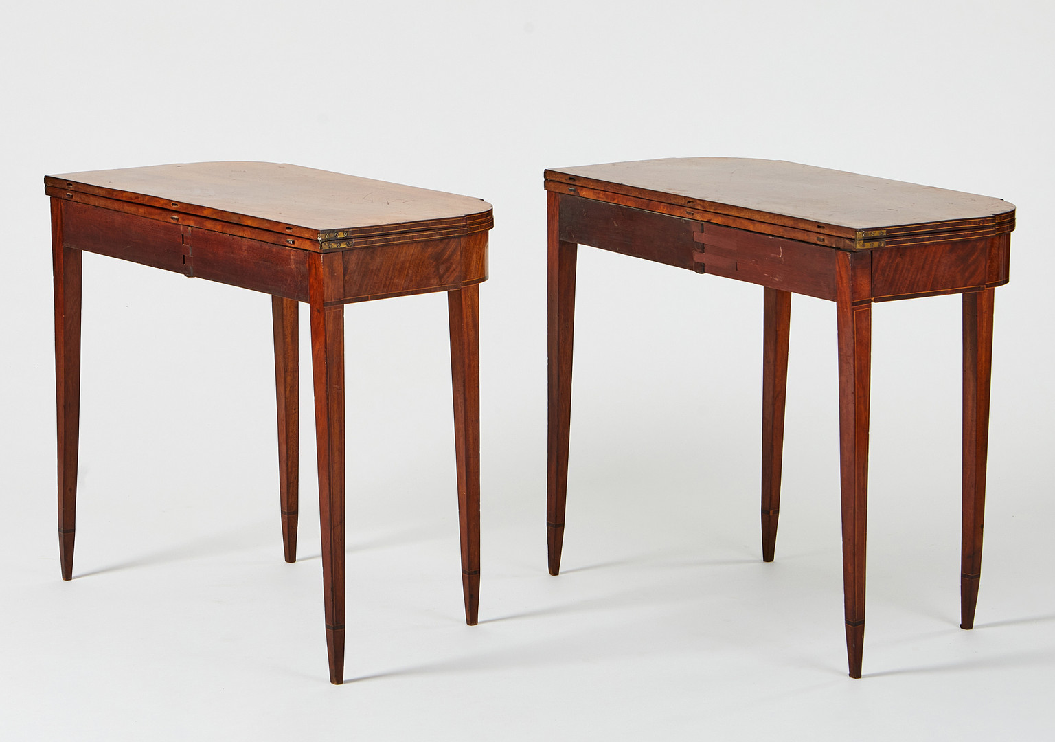 SPELBORD, ett par, Georg III, England 1800-talets första kvartal, skivor av massiv mahogny, fanerade med jakaranda.