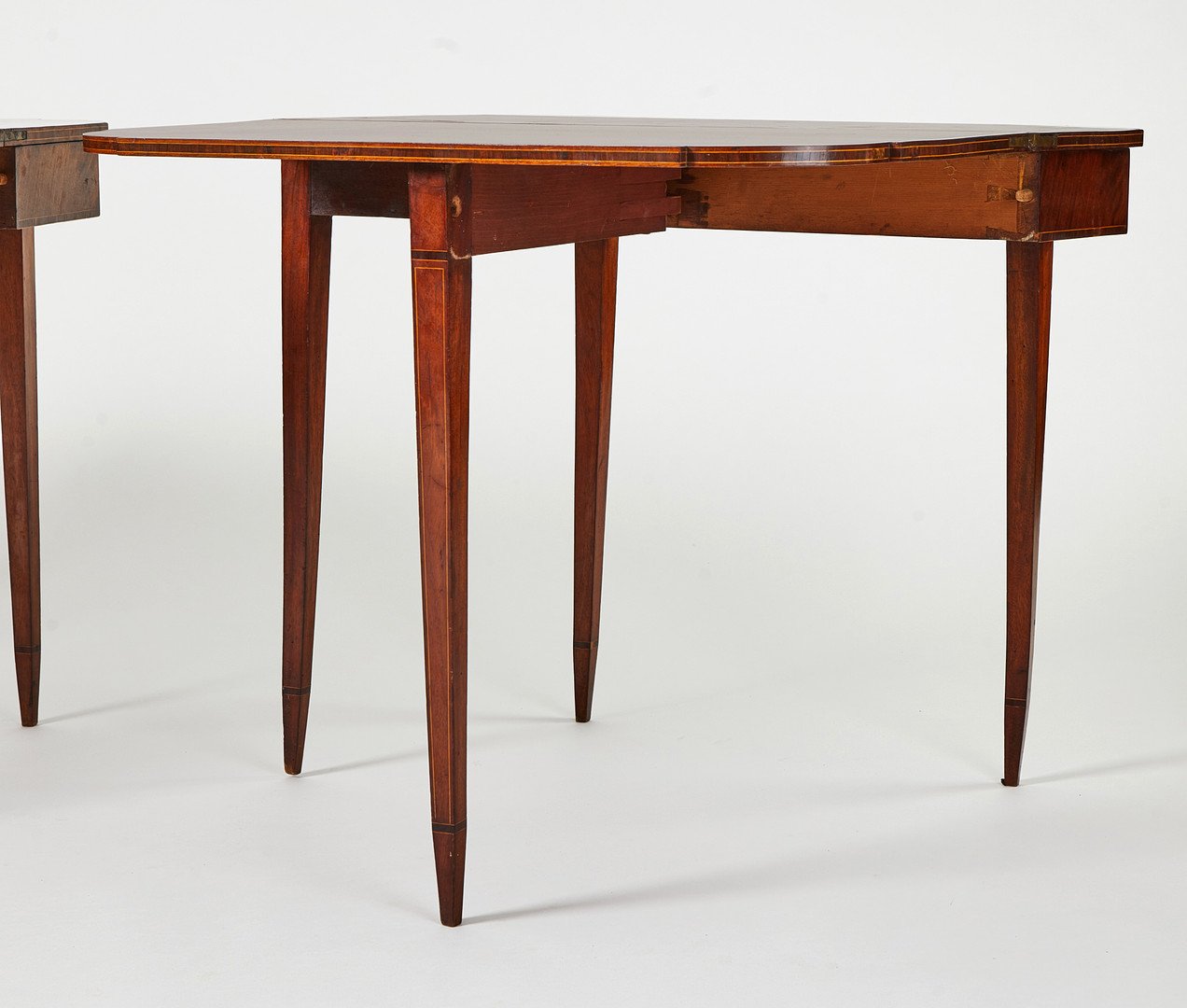 SPELBORD, ett par, Georg III, England 1800-talets första kvartal, skivor av massiv mahogny, fanerade med jakaranda.