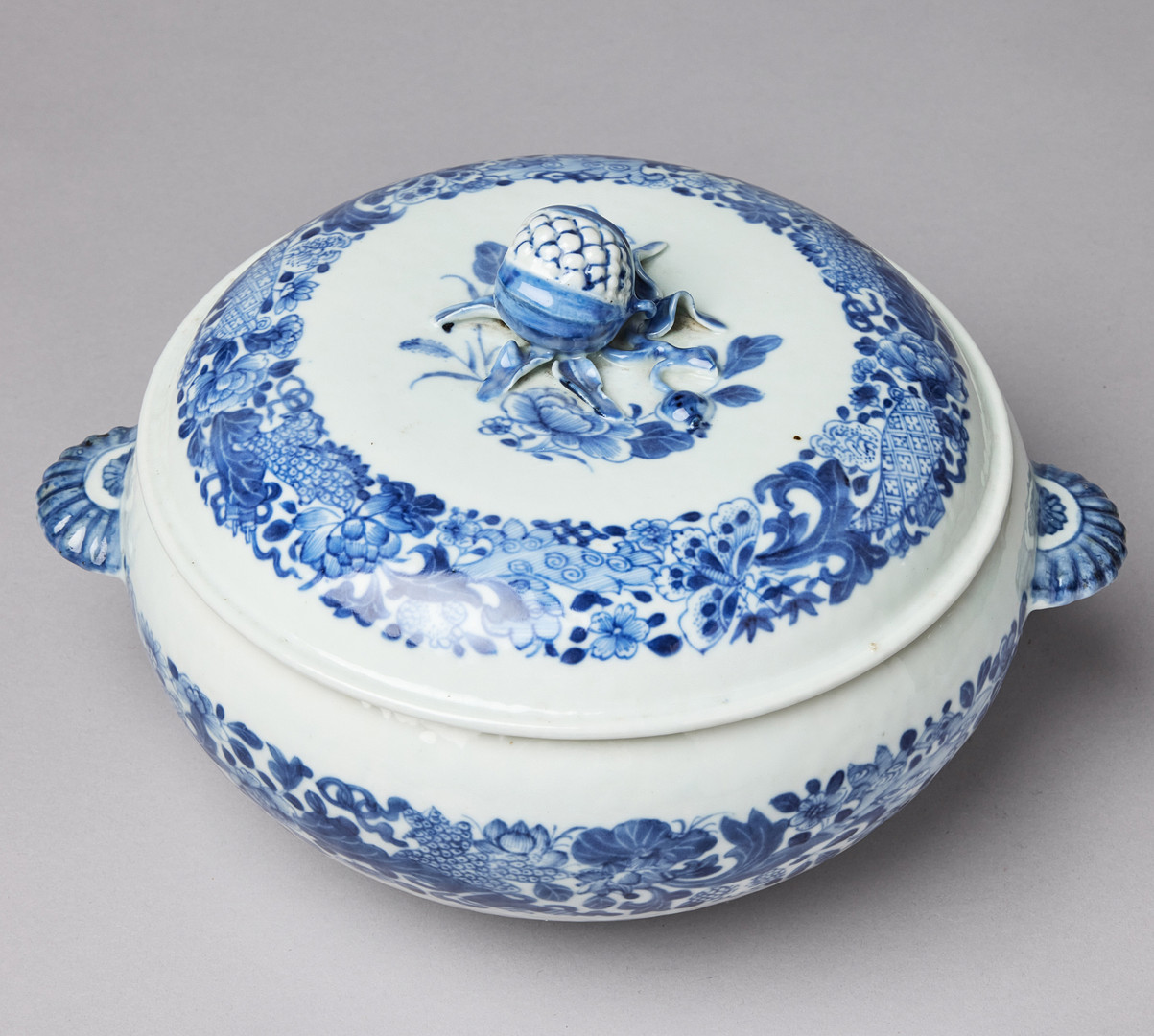 A BLUE AND WHITE TUREEN AND COVER.
