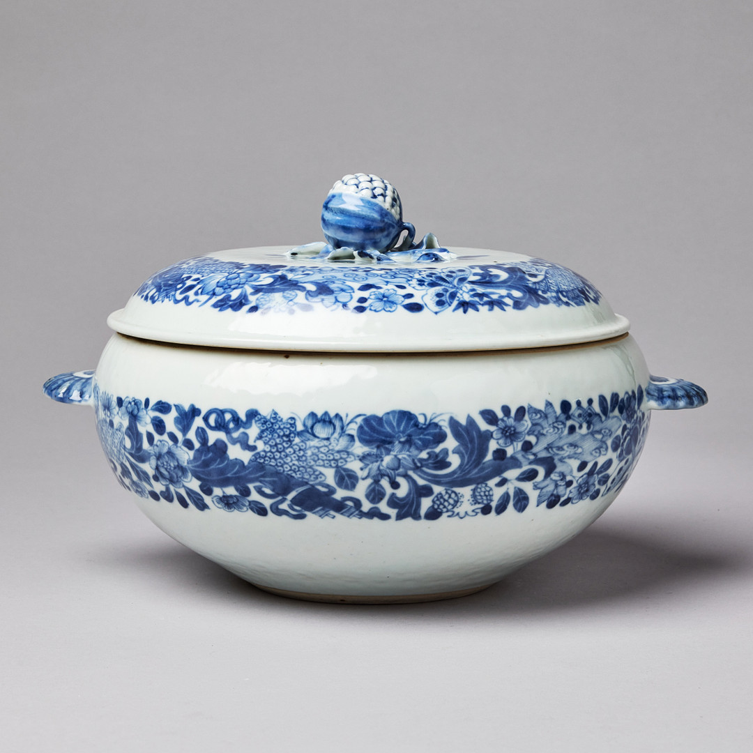 A BLUE AND WHITE TUREEN AND COVER.
