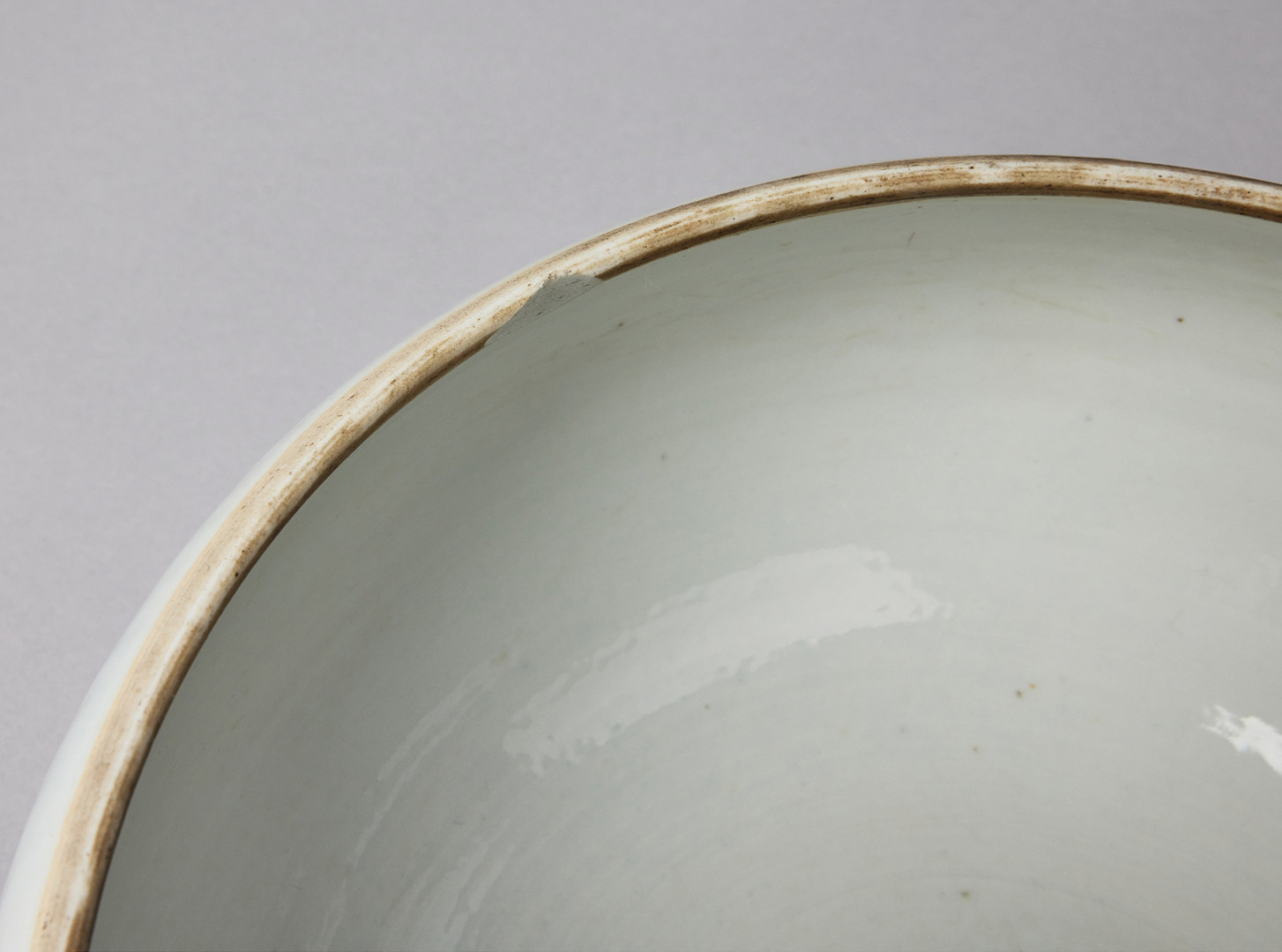 A BLUE AND WHITE TUREEN AND COVER.