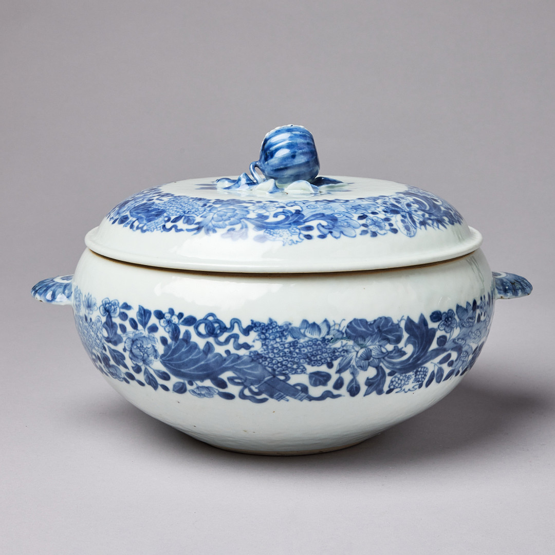 A BLUE AND WHITE TUREEN AND COVER.