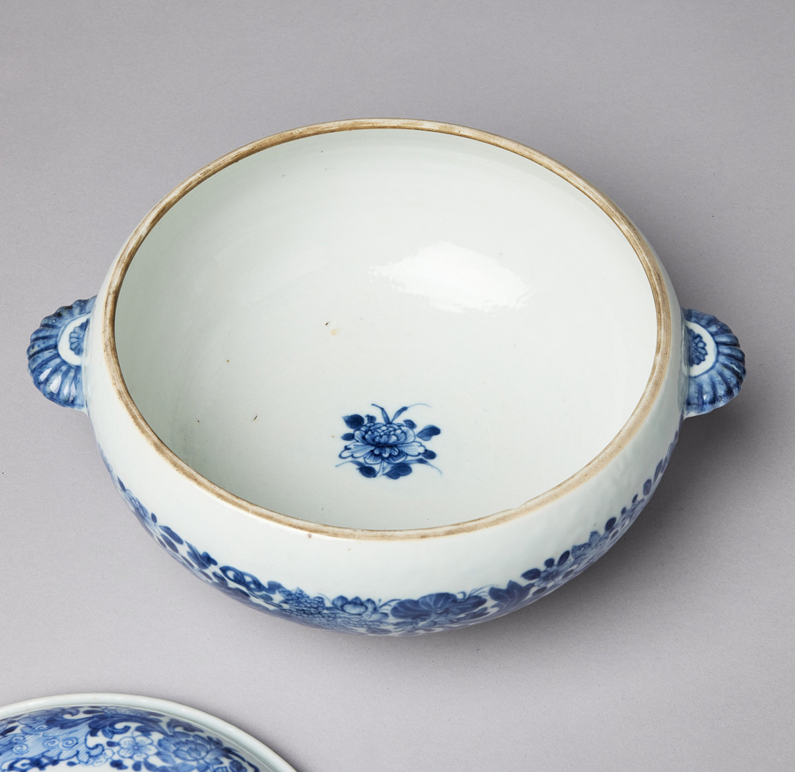 A BLUE AND WHITE TUREEN AND COVER.