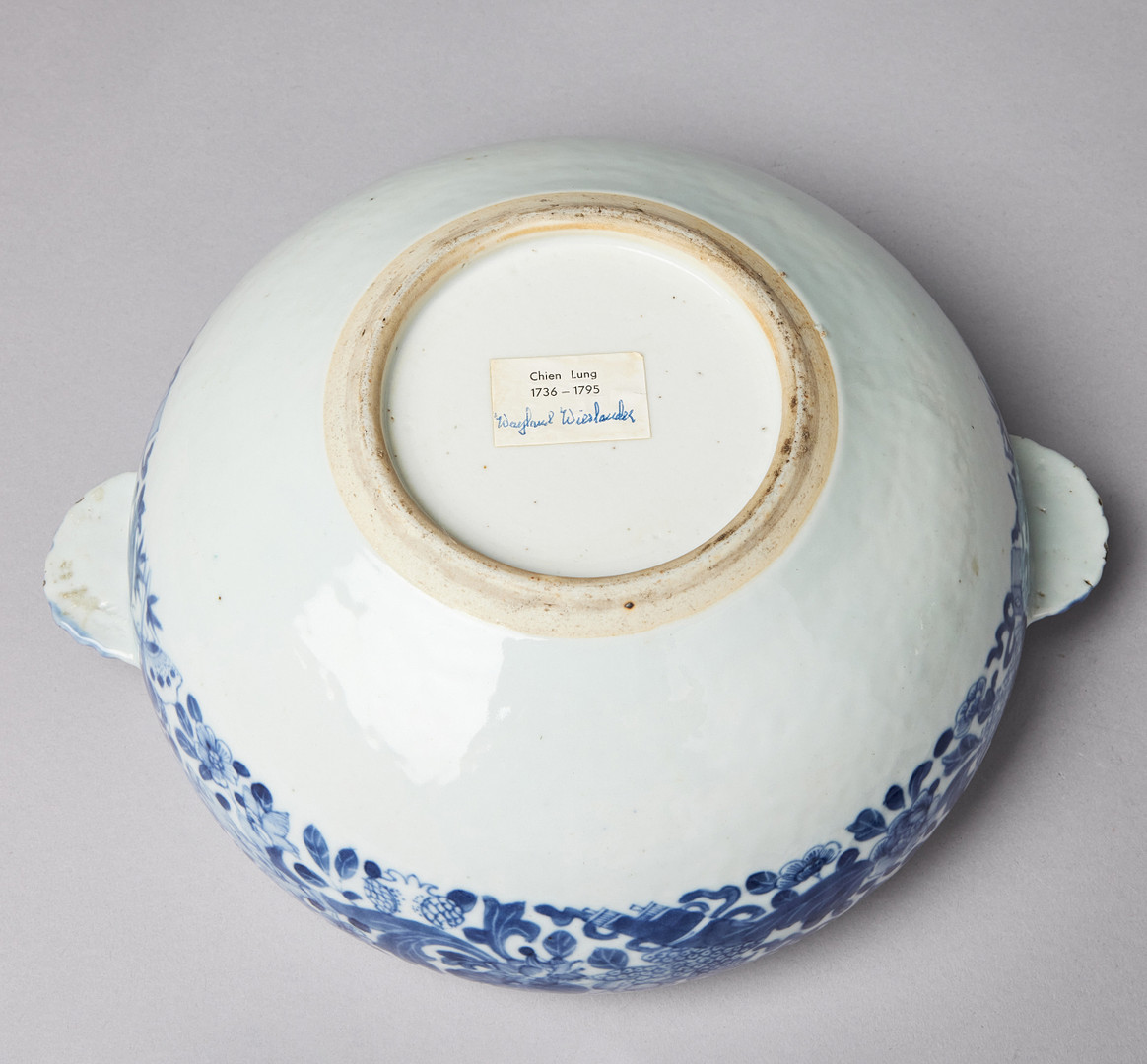 A BLUE AND WHITE TUREEN AND COVER.