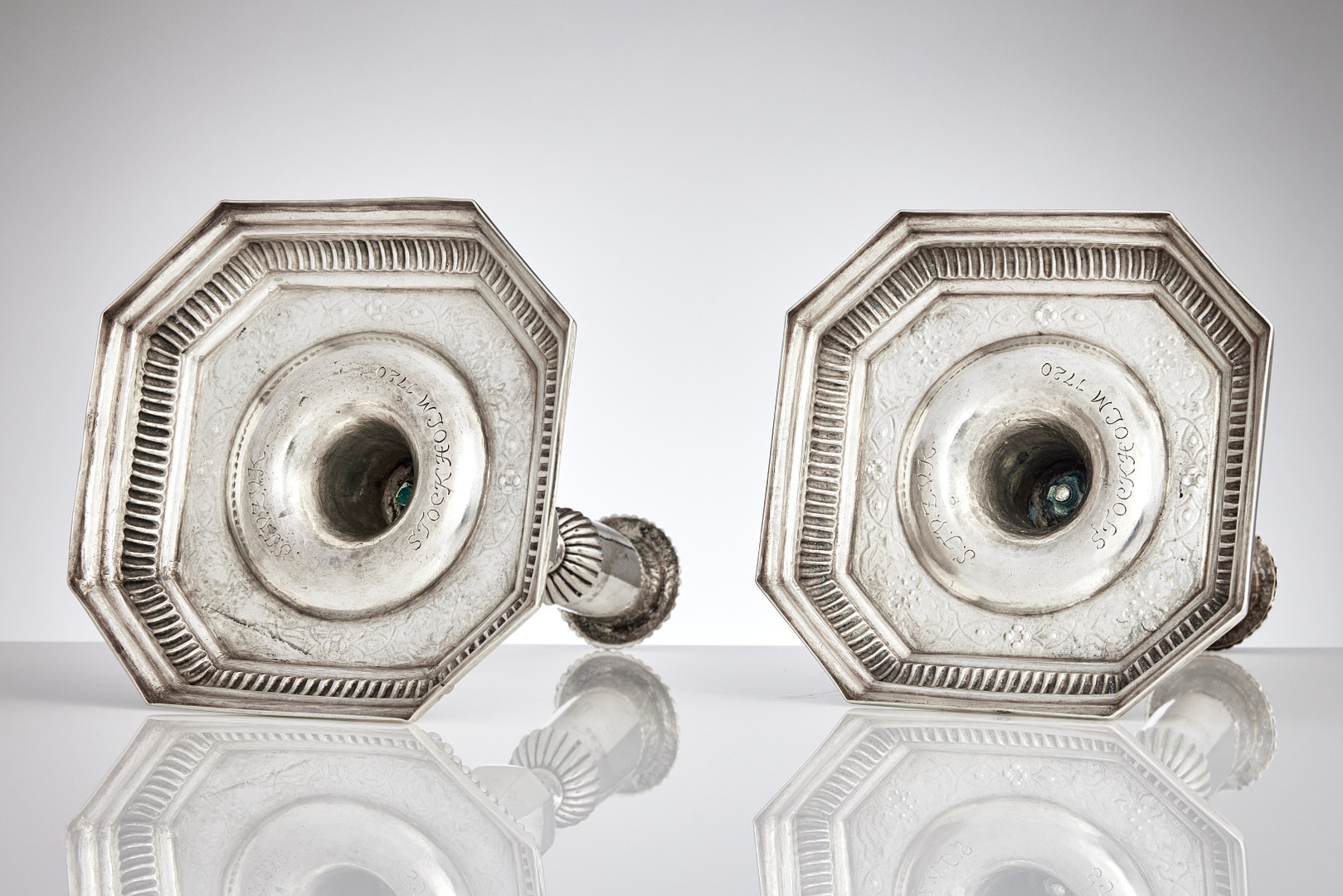 CARL BECK. Ljusstakar, ett par, silver, (verksam i Stockholm 1717‑1736). Senbarock.