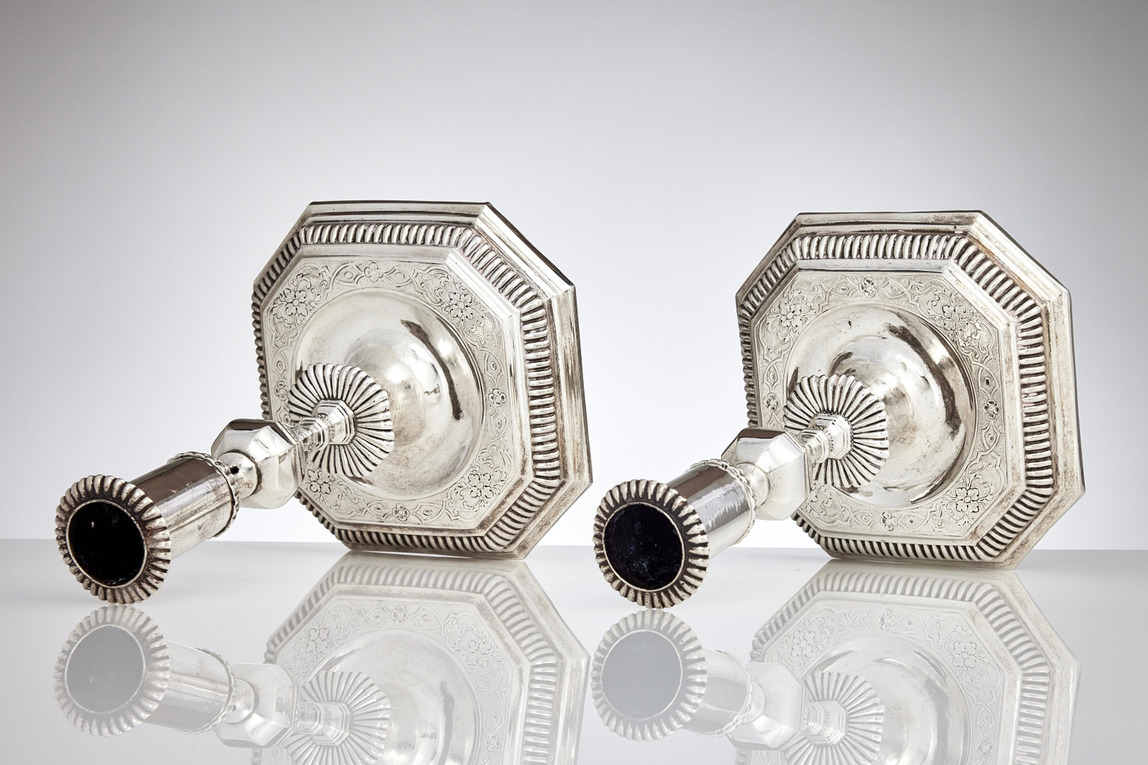 CARL BECK. Ljusstakar, ett par, silver, (verksam i Stockholm 1717‑1736). Senbarock.
