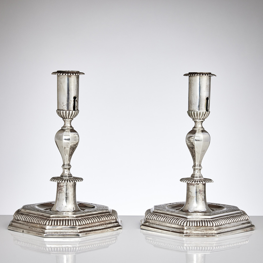 CARL BECK. Ljusstakar, ett par, silver, (verksam i Stockholm 1717‑1736). Senbarock.