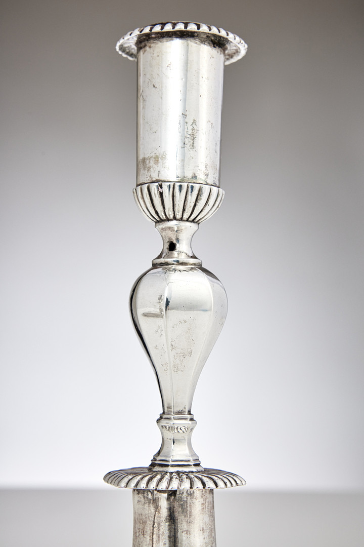 CARL BECK. Ljusstakar, ett par, silver, (verksam i Stockholm 1717‑1736). Senbarock.