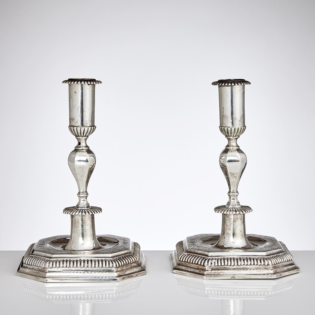 CARL BECK. Ljusstakar, ett par, silver, (verksam i Stockholm 1717‑1736). Senbarock.