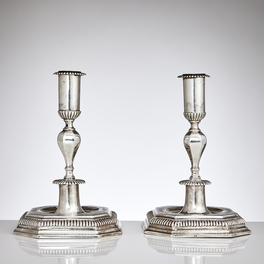 CARL BECK. Ljusstakar, ett par, silver, (verksam i Stockholm 1717‑1736). Senbarock.