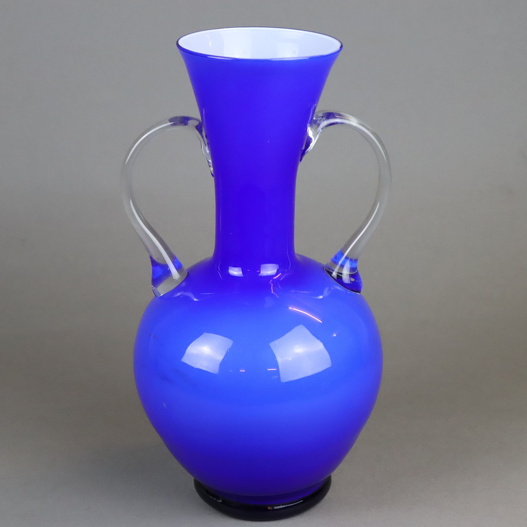 VASE- China, blaues Glas mit milchig opakem Unterfang, Klarglashenkel.