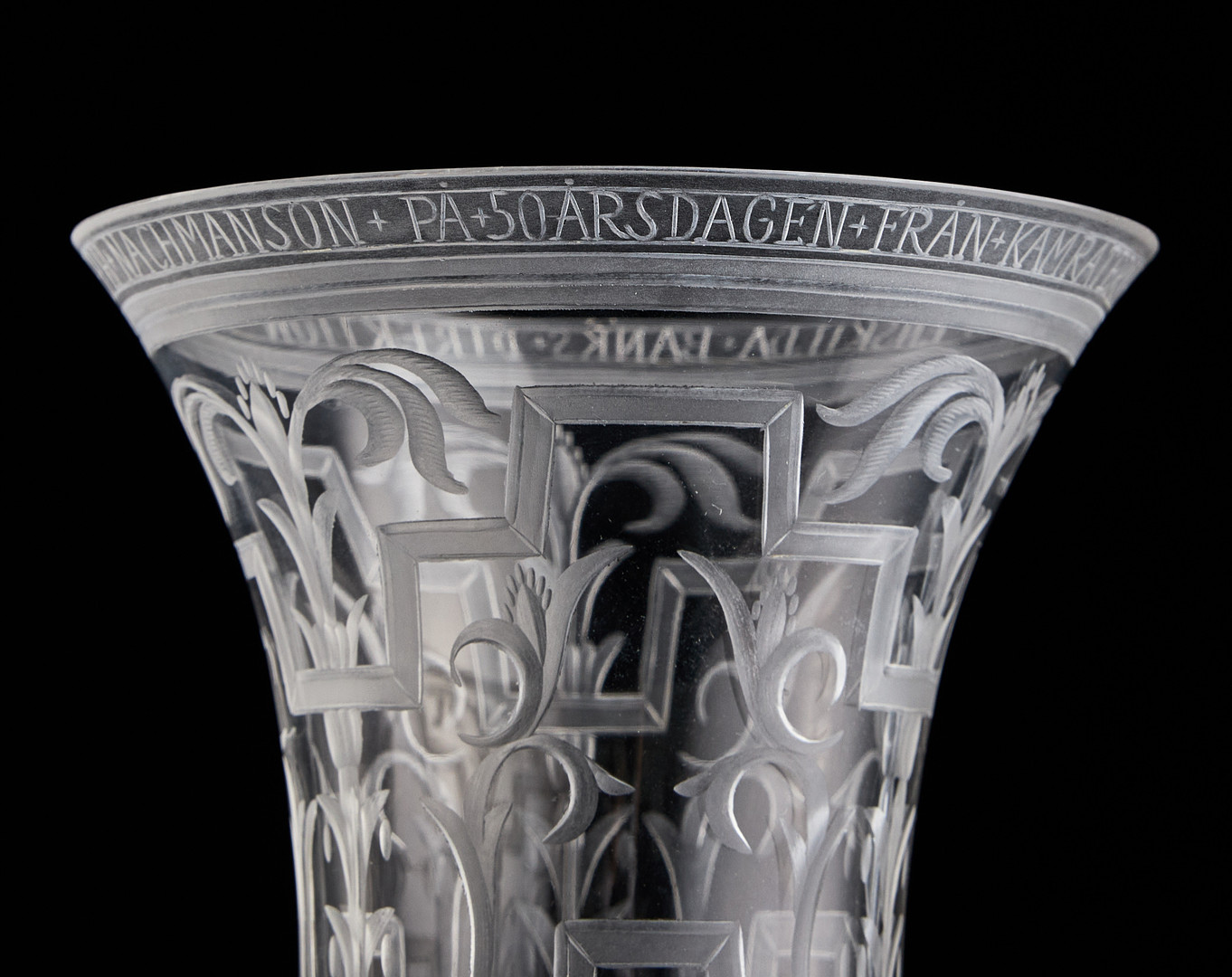 EDWARD HALD. Pokal med lock, Orrefors 1926, graverad dekor av parställda kvinnofigurer med ritningar samt fasaden av Stockholms Enskilda Bank och lilla riksvapnet. Locket graverad 19 12/1 26 samt monogram JN.