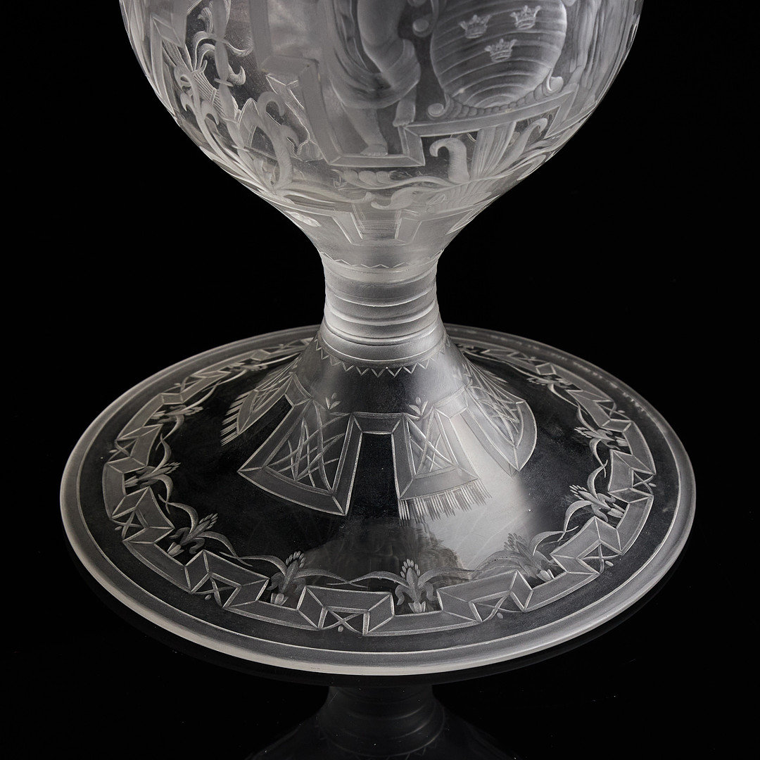 EDWARD HALD. Pokal med lock, Orrefors 1926, graverad dekor av parställda kvinnofigurer med ritningar samt fasaden av Stockholms Enskilda Bank och lilla riksvapnet. Locket graverad 19 12/1 26 samt monogram JN.