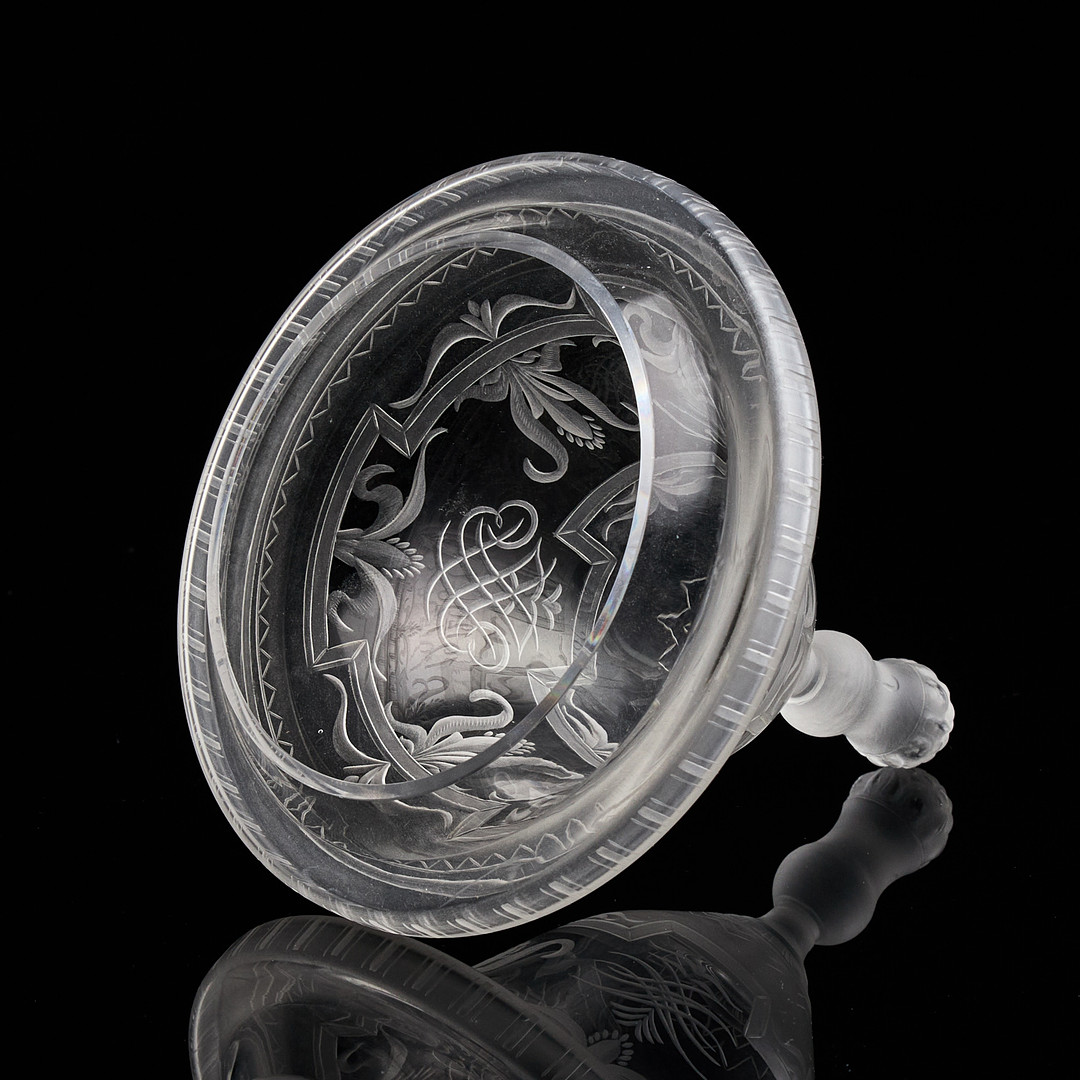 EDWARD HALD. Pokal med lock, Orrefors 1926, graverad dekor av parställda kvinnofigurer med ritningar samt fasaden av Stockholms Enskilda Bank och lilla riksvapnet. Locket graverad 19 12/1 26 samt monogram JN.
