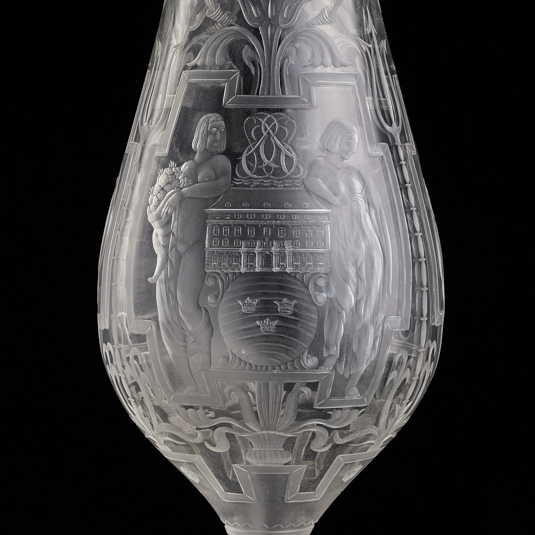 EDWARD HALD. Pokal med lock, Orrefors 1926, graverad dekor av parställda kvinnofigurer med ritningar samt fasaden av Stockholms Enskilda Bank och lilla riksvapnet. Locket graverad 19 12/1 26 samt monogram JN.