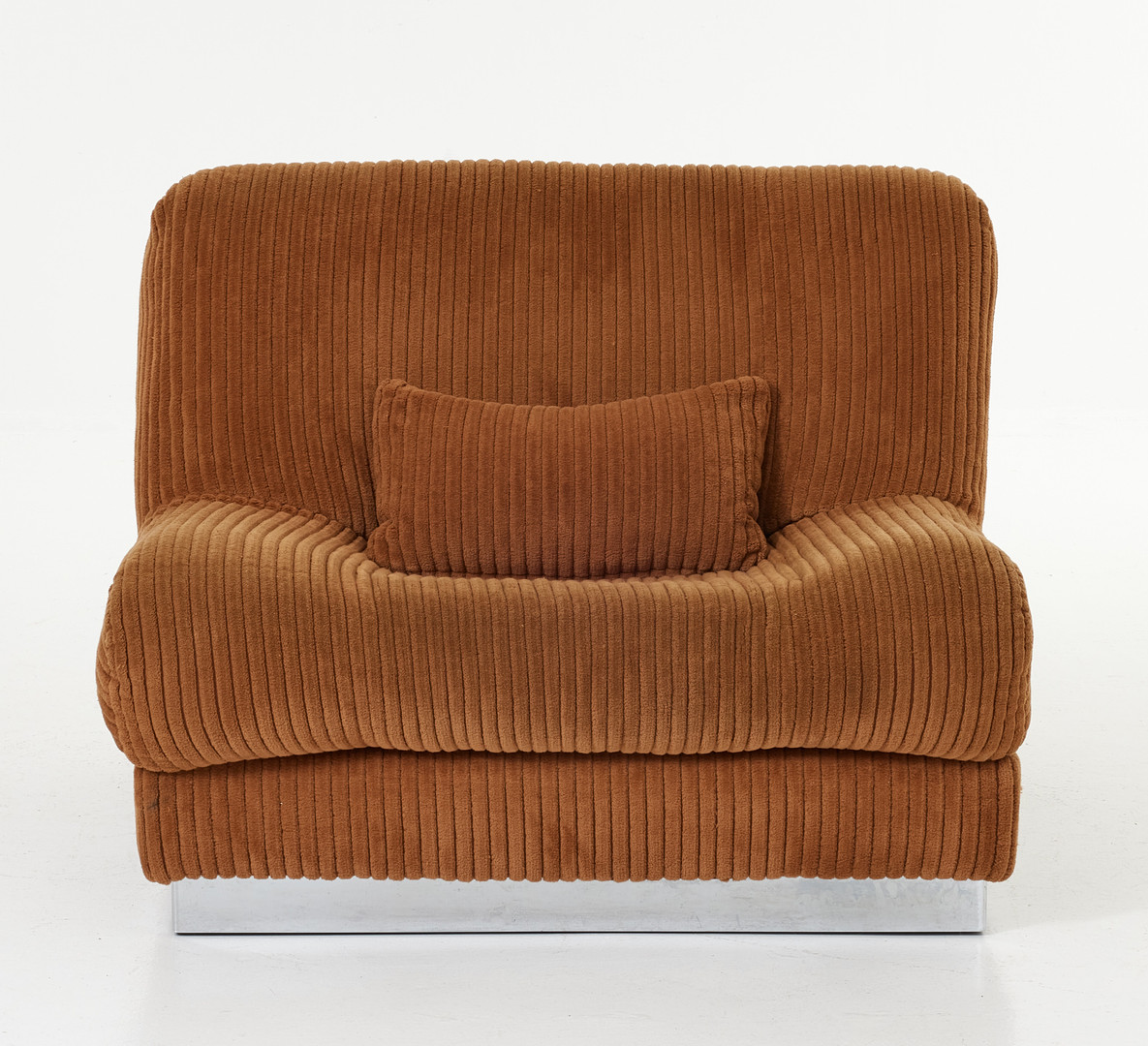 PIERRE CARDIN. Soffgrupp med två bord och fotpall, Domani, England 1970-tal, stoppade och klädda i brun manchester, sarger i kromad metall, borden med spegelglasskivor.