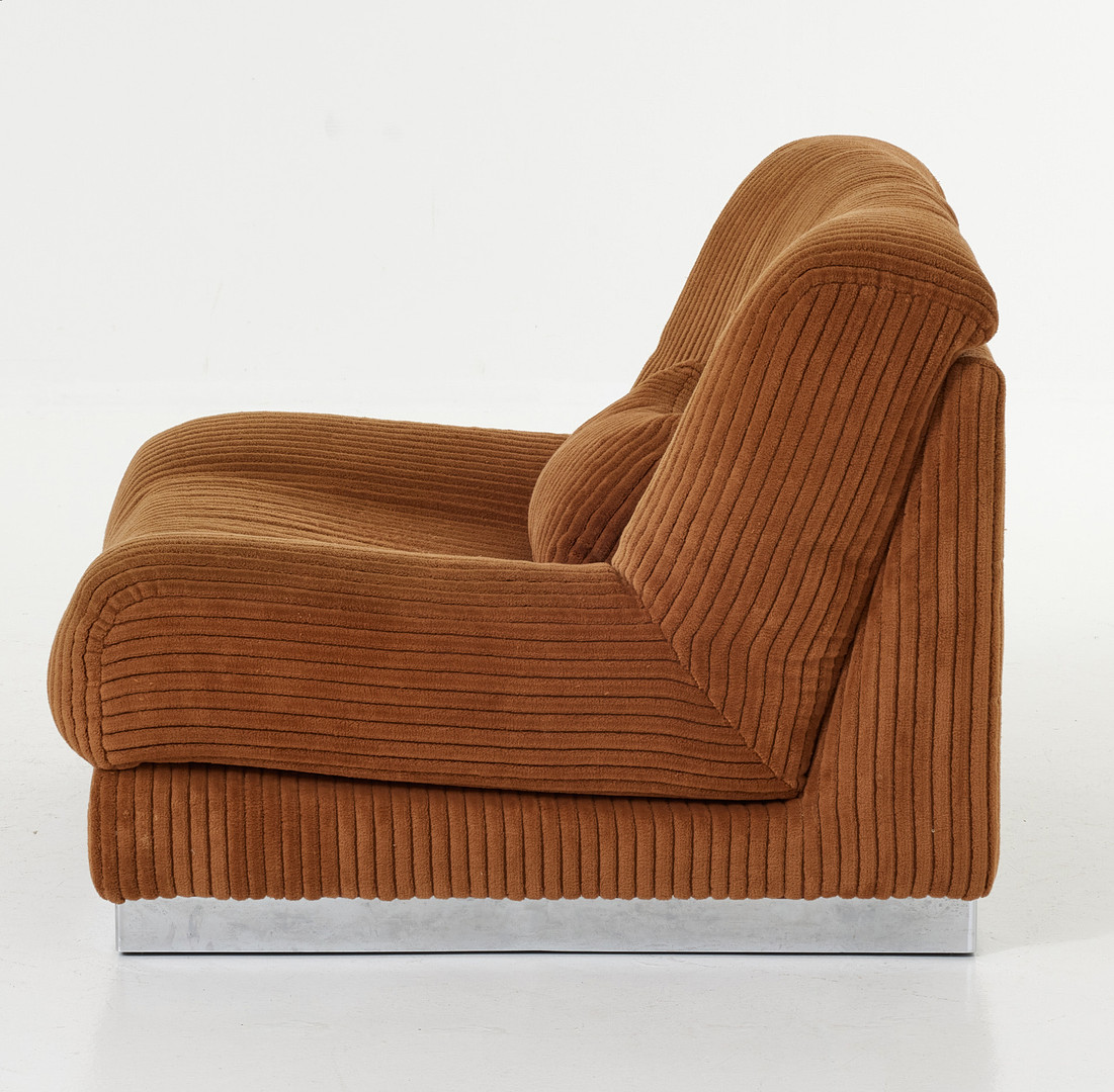 PIERRE CARDIN. Soffgrupp med två bord och fotpall, Domani, England 1970-tal, stoppade och klädda i brun manchester, sarger i kromad metall, borden med spegelglasskivor.