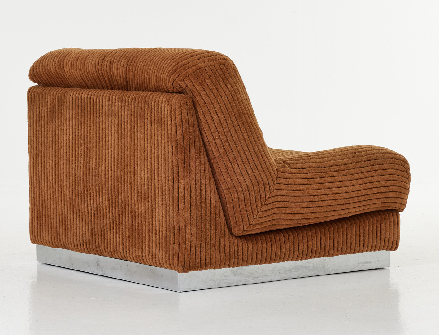 PIERRE CARDIN. Soffgrupp med två bord och fotpall, Domani, England 1970-tal, stoppade och klädda i brun manchester, sarger i kromad metall, borden med spegelglasskivor.