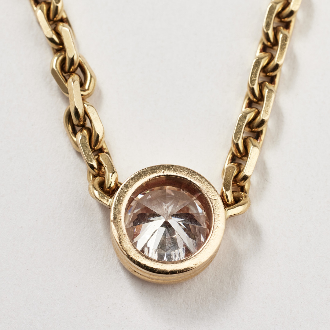 COLLIER, 18 k guld, mittparti med 1 briljantslipad diamant, ca 3,10 ct, kvalitet W(H)/I, ankarlänk.